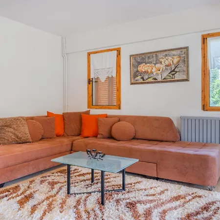 Spacious With Garden 3 Min To فيلة *