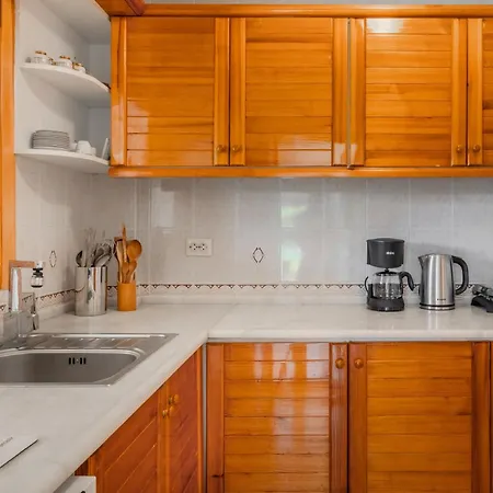 빌라 Spacious With Garden 3 Min To Çeşme