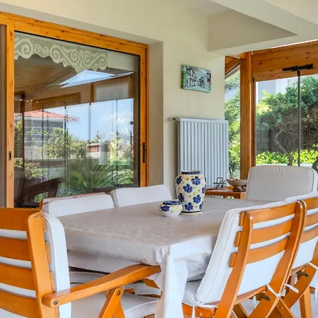 Spacious With Garden 3 Min To 빌라