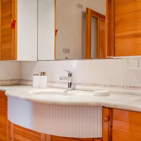 빌라 Spacious With Garden 3 Min To Çeşme