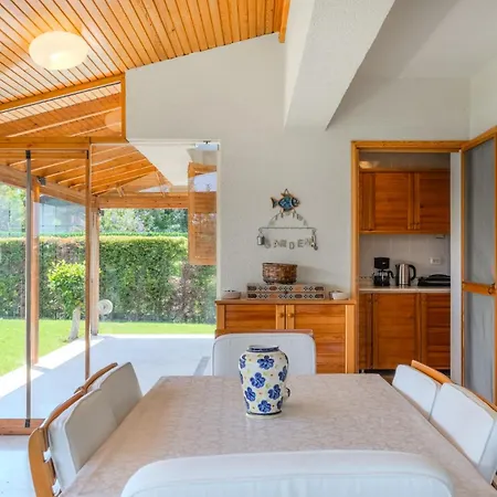 빌라 Spacious With Garden 3 Min To